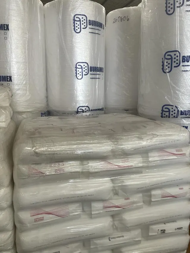 Paquetes de bolsas de poliburbuja con rollos encima