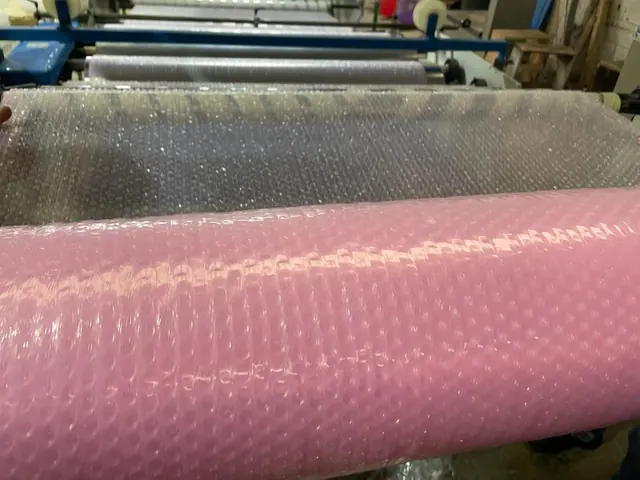 Poliburbuja rosa antiestática y poliburbuja transparente en producción