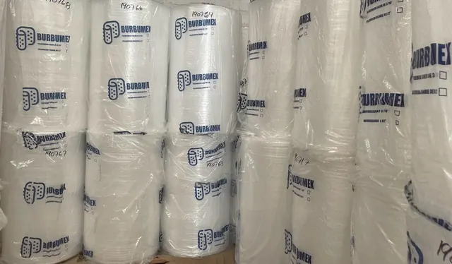 Rollos de poliburbuja Burbumex apilados en el almacén